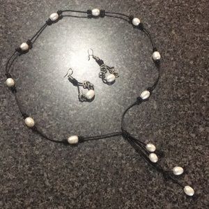 SALE🎉🎉Leather & Pearl necklace & earring set